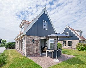 Sonnenterrasse des Ferienhauses De Kokkel in Oosterend Texel mit offenen Tren zum Innenraum.