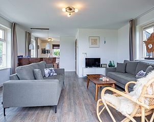 Gerumiges Wohnzimmer des Ferienhauses De Kokkel in Oosterend Texel mit bequemen Sofas.