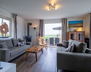 Gemtliche Sitzecke im Ferienhaus De Kokkel in Oosterend Texel mit Blick auf die Terrasse.