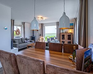 Stilvolles Esszimmer im Ferienhaus De Kokkel in Oosterend Texel mit modernen Lampen.