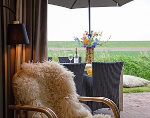Gemtliche Leseecke im Ferienhaus De Kokkel in Oosterend Texel mit Blick auf die Terrasse.