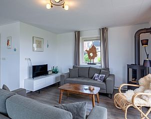 Gemtliches Wohnzimmer des Ferienhauses De Kokkel in Oosterend Texel mit Kaminofen.