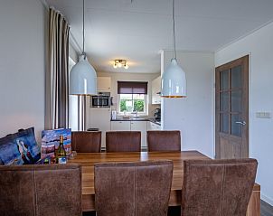 Offene Kche und Esszimmer im modern eingerichteten Ferienhaus De Kokkel in Oosterend Texel.