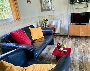 Gezellige woonkamer in De Bemes vakantiehuis Oosterend Texel met comfortabele banken.