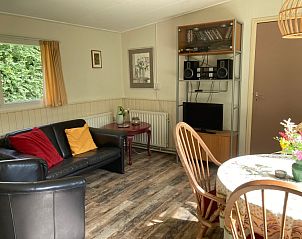 Lichte leefruimte in De Bemes vakantiehuis Oosterend Texel met zithoek en eethoek.