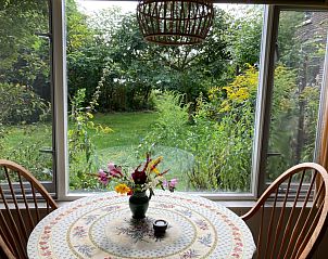 Uitzicht op de tuin vanuit de eetkamer van De Bemes vakantiehuis in Oosterend Texel.
