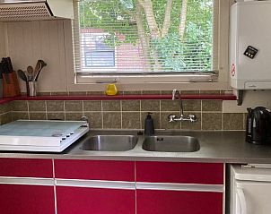 Moderne keuken in De Bemes vakantiehuis Oosterend Texel met dubbele spoelbak.