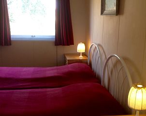 Knusse slaapkamer met tweepersoonsbed in De Bemes vakantiehuis Oosterend Texel.