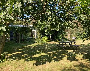 Grote tuin met picknicktafel bij De Bemes vakantiehuis in Oosterend Texel.