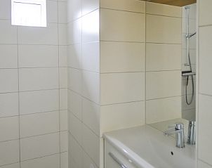 Stilvolles Badezimmer im Ferienhaus Typ I - Nr. 89 Lark Oosterend Texel mit modernen Annehmlichkeiten.