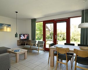Lichte woonkamer van Type II+ - nr. 91 Dwergstern vakantiehuis in Oosterend, Texel met eetruimte.