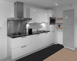 Moderne keuken in Type II+ - nr. 91 Dwergstern vakantiehuis in Oosterend, Texel met witte kasten.