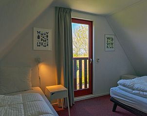 Sfeervolle slaapkamer met uitzicht in Type II+ - nr. 91 Dwergstern vakantiehuis in Oosterend, Texel.