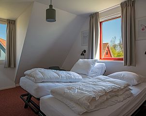 Gezellige slaapkamer in Type II+ - nr. 91 Dwergstern vakantiehuis in Oosterend, Texel met twee bedden.