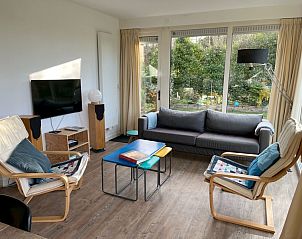 Gezellige woonkamer in vakantiehuis Bijenkorfweg 29 Oosterend Texel met tuinzicht.