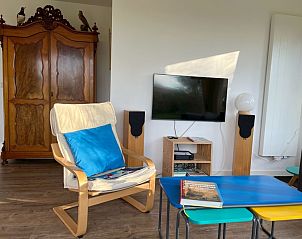 Moderne binnenruimte met TV in vakantiehuis Bijenkorfweg 29 Oosterend Texel, Waddeneilanden.
