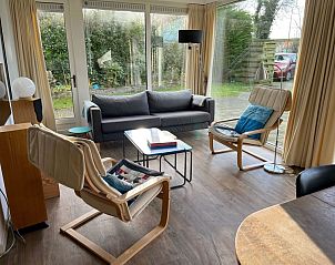 Lichte woonkamer van vakantiehuis Bijenkorfweg 29 Oosterend Texel met comfortabele zitplek.