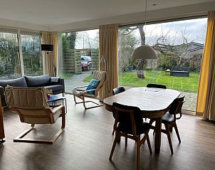 Eetkamer en zithoek met tuinzicht in vakantiehuis Bijenkorfweg 29 Oosterend Texel.