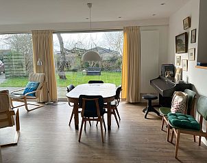 Ruime eetkamer met piano in vakantiehuis Bijenkorfweg 29 Oosterend Texel, Waddeneilanden.