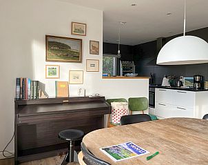 Keuken en eetruimte in vakantiehuis Bijenkorfweg 29 Oosterend Texel met moderne inrichting.