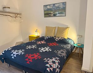 Comfortabele slaapkamer in vakantiehuis Bijenkorfweg 29 Oosterend Texel met kleurrijk dekbed.