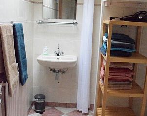 Moderne badkamer in 't Achterhuis vakantiehuis Oudeschild Texel.