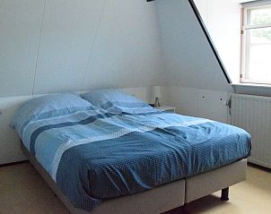 Slaapkamer met tweepersoonsbed in 't Achterhuis vakantiehuis Oudeschild Texel.