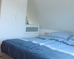 Ruime slaapkamer met opbergruimte in 't Achterhuis vakantiehuis Oudeschild Texel.