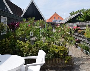 Zonnig terras met zitgelegenheid in 't Achterhuis vakantiehuis Oudeschild Texel.