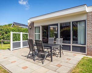 Geniet van het zonnige terras bij Vakantiepark So What in De Koog, Texel, ideaal voor ontspanning in een moderne bungalow op de Waddeneilanden.