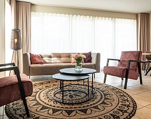 Gezellige woonkamer in Vakantiepark So What bungalow, De Koog, Texel. Comfortabele zitruimte met stijlvolle inrichting en veel natuurlijk licht.