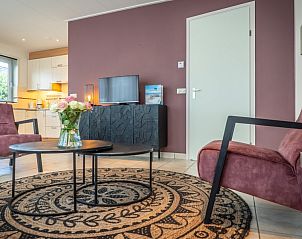 Gezellige woonkamer in Vakantiepark So What bungalow, De Koog, Texel. Comfortabele zithoek met moderne inrichting en natuurlijke lichtinval.