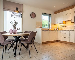 Stijlvolle keuken en eetruimte in Vakantiepark So What bungalow in De Koog, Texel. Perfect voor een ontspannen verblijf op de Waddeneilanden.