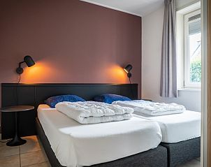 Comfortabele slaapkamer in Vakantiepark So What, De Koog, Texel met moderne inrichting en natuurlijk licht voor een ontspannen verblijf.