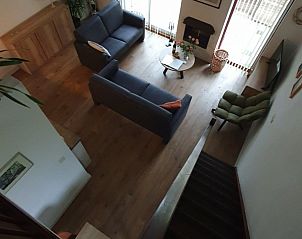 Gezellige woonkamer in Alkema bungalowverhuur Gortersmient, Dennenbos Texel met uitzicht op de tuin.