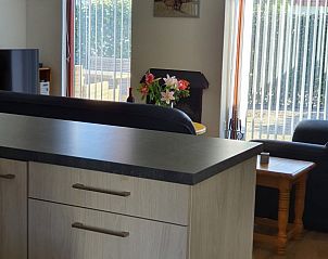 Moderne keuken in Alkema bungalowverhuur Gortersmient, vakantiehuis in Dennenbos Texel met veel natuurlijk licht.