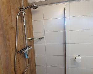 Stijlvolle badkamer met regendouche in Alkema bungalowverhuur Gortersmient, Texel Waddeneilanden.