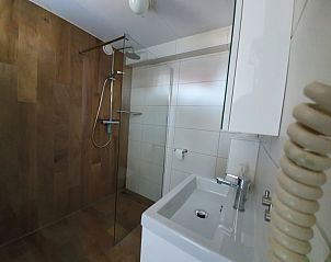 Moderne douche en wastafel in Alkema bungalowverhuur Gortersmient, vakantiehuis in Dennenbos Texel.