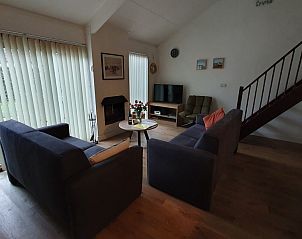 Comfortabele zithoek met televisie in Alkema bungalowverhuur Gortersmient, Texel Waddeneilanden.