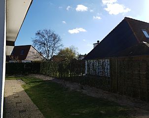 Uitzicht op de tuin van Alkema bungalowverhuur Gortersmient, vakantiehuis in Dennenbos Texel.