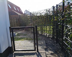 Omheinde tuin bij Alkema bungalowverhuur Gortersmient, vakantiehuis in Dennenbos Texel voor privacy.