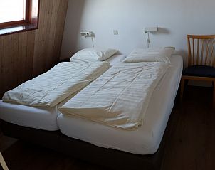 Comfortabele slaapkamer met tweepersoonsbed in Alkema bungalowverhuur Gortersmient, Texel.