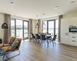 Gezellige eetkamer in Rovershut - Familiehuis 1, Texel, met uitzicht op de natuur.