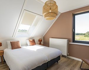 Rustieke slaapkamer met houten accenten in Rovershut - Familiehuis 1, Texel.