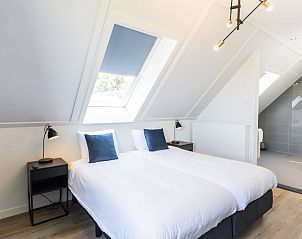 Luxe badkamer met dubbele wastafel in Rovershut - Familiehuis 1, Texel.