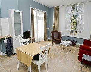 Ruime woonkamer van Bed & Bed, Texel, met comfortabele zitplaatsen en veel natuurlijk licht voor een ontspannen verblijf.