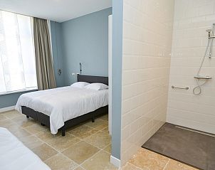 Moderne slaapkamer met aangrenzende douche in Bed & Bed, Texel, ideaal voor comfort en privacy tijdens je verblijf.