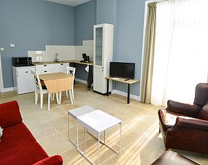 Gezellige keukenhoek van Bed & Bed, Texel, met eethoek en moderne voorzieningen voor een comfortabel verblijf.