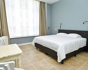 Lichte slaapkamer in Bed & Bed, Texel, met luxe beddengoed en serene sfeer voor een goede nachtrust.