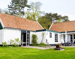 Ruime tuin met terras bij Het Rge Landje, een vakantiehuis in Dennenbos, Texel, ideaal voor ontspanning.